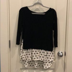 Black sweater / white with black hearts
